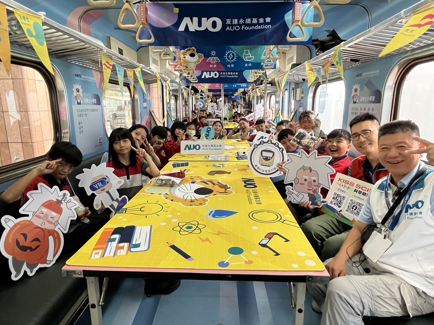友達永續基金會參與「臺灣科普環島列車」，設計基礎科學車廂課程，以「淨零碳排和永續能源」為主題，讓學生透過創意實驗認識淨零知識，以及思考生活中的減碳行為
