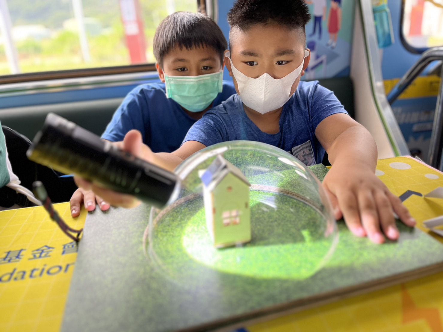 友達參與基礎科學主題車廂，以STEAM教學精神，設計「逐日科學家」、「太陽能工程師」以及「淨零建築師」三大能源科普課程和實驗
