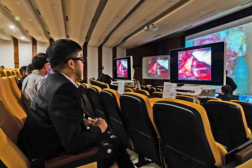 達擎之「達文西外接3D影像解決方案」，將達文西手術機器手臂的3D影像即時連線轉播，在會議室觀摩的醫師們只要戴上偏光眼鏡，就能與執刀醫師看到同步的3D立體影像，如臨操作台現場，縮短達文西手術的學習曲線