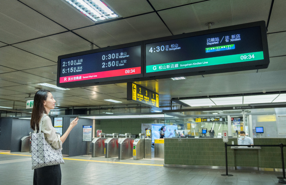 達擎TARTAN顯示器的特殊長條型比例非常適合空間與高度有限的大眾運輸場域應用，具備工業等級高品質、高亮度、高解析與高色彩飽和度等優勢，打造都會智能車站新風貌。