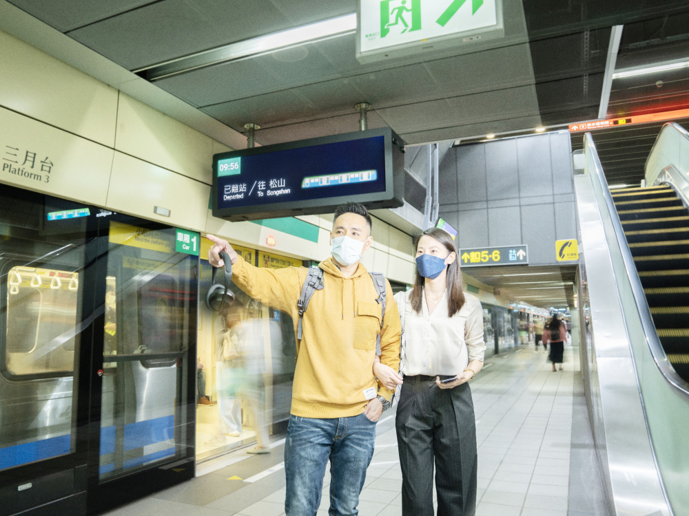 友達旗下達擎之客製化TARTAN顯示器，於台北捷運中山站亮相。以獨特長條型比例與高畫質特色，為台北捷運站帶來嶄新的都會車站風貌