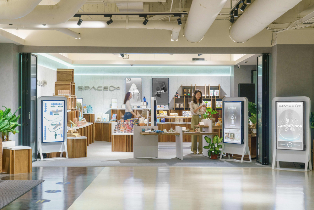 友達打造永續選物商店，展示社企及社創商品，結合創利空間所開發的智慧零售系統，整合多元產品資訊，讓無人商店扮演公益行動的推手