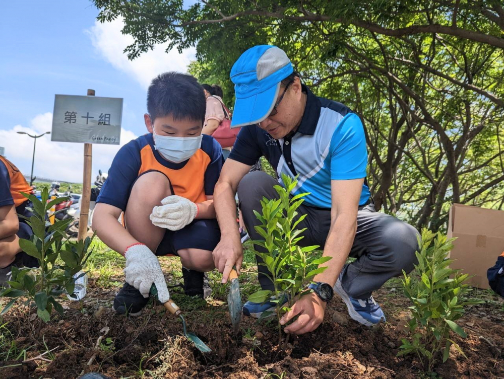 友達綠色志工及眷屬一起植下樹苗，親手打造綠帶景觀及動植物的友善棲息環境