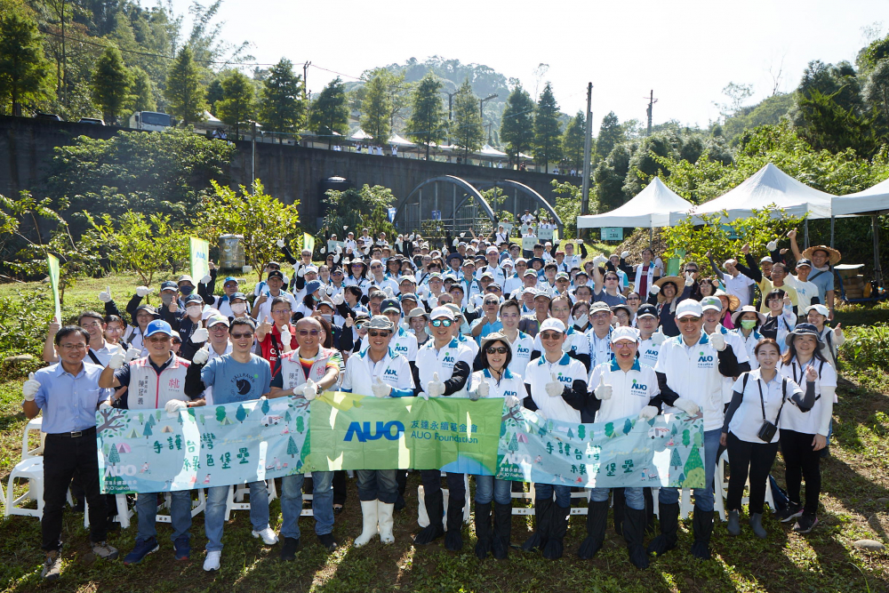 友達永續基金會集結超過200位志工，攜手移除外來入侵種小花蔓澤蘭，守護霄裡溪生物多樣性