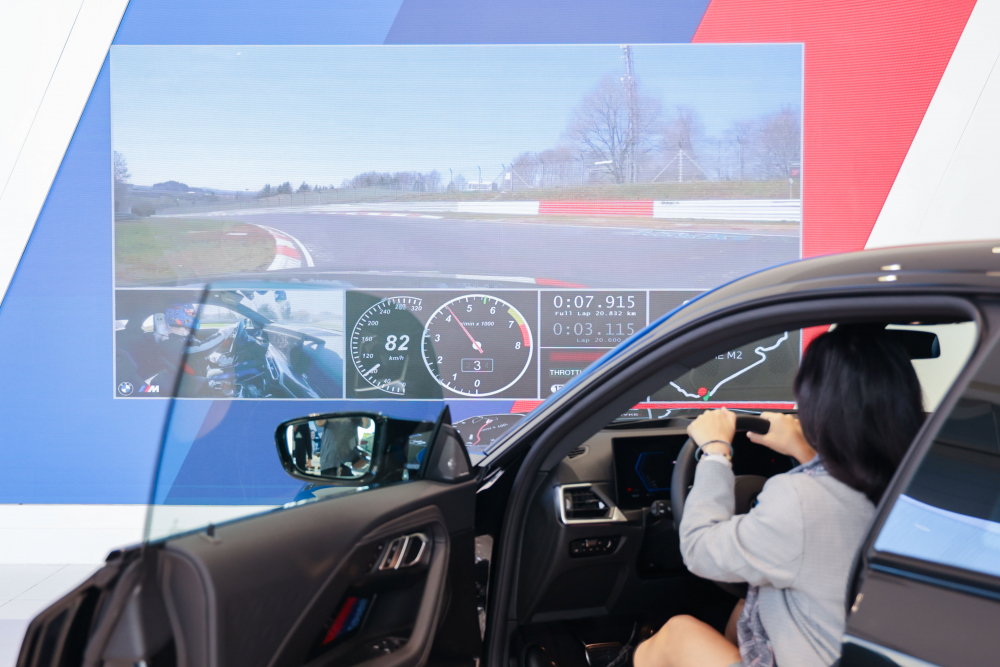 顧客按下虛擬Engine Start按鈕，啟動預選車款的引擎聲浪，螢幕同時呈現德國紐柏林賽道的試駕畫面，坐進車內一秒化身駕駛員馳騁奔騰
