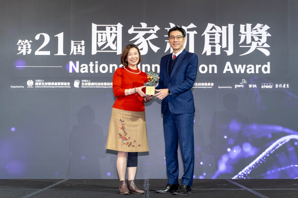 友達旗下子公司友達耘康與達擎分別以「中醫數位化檢測解決方案」及「寬視角3D醫療顯示器」獲得第二十一屆國家新創獎「智慧醫療與健康科技」類別的「企業新創獎」與「國家新創精進獎」兩項殊榮。圖左為衛生福利部政務次長林靜儀、圖右為友達光電智慧醫療事業群總經理廖世宏